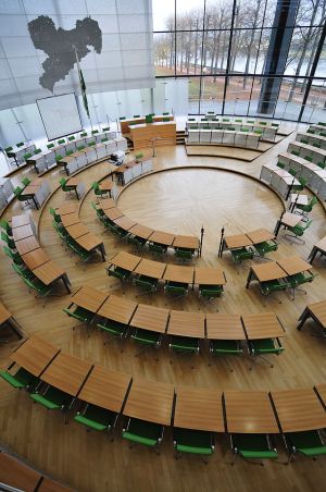 Ein Blick ins Plenum des Sächsischen Landtages. Bild: Ralf Roletschek, CC BY 3.0 , via Wikimedia Commons. https://commons.wikimedia.org/wiki/File:13-10-25-landtag-sachsen-innen-by-RalfR-040.jpg
