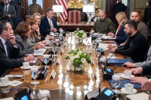 Wolodymyr Selenskyj warb im September 2024 in den USA für weitere Unterstützung für die Ukraine. Die US-Präsidentschaftswahl wirft die Frage auf, wie die USA künftig ihre globale Rolle definieren werden. Bild: Office of Vice President of the United States, Public domain, via Wikimedia Commons.