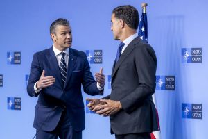 „It’s a deterrence and peace through strength, but it can’t be reliance. It cannot and will not be reliance on America in a world of a lot of threats“, betonte US-Verteidigungsminister Pete Hegseth auf dem NATO-Verteidigungsministertreffen am 5. Juni 2025 in Brüssel. Bild: NATO.