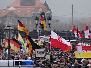 Die neuen Bundesländer sind auch Teil des postsowjetischen Raums. So betrachtet ist es nicht überraschend, dass PEGIDA auch mit Unterstützung polnischer Nationalisten demonstrierte, Dresden, 25. Januar 2015. Foto: Kalispera Dell (https://commons.wikimedia.org/wiki/File:PEGIDA_Demo_DRESDEN_25_Jan_2015_116139858.jpg / https://creativecommons.org/licenses/by/3.0/deed.en)