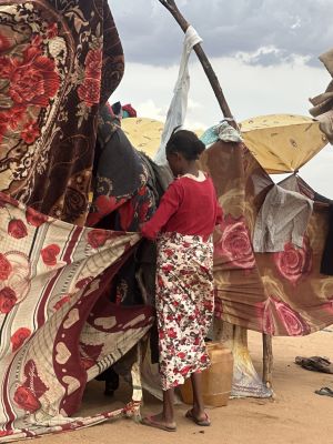 Eine sudanesische Frau in einem Vertriebenenlager bei Tawila in Nord-Darfur, Juli 2025. Bild: Ahmed 222222, CC0, via Wikimedia Commons.