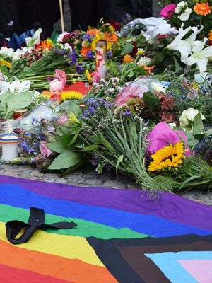 Blumen und Regenbogenfahnen nach dem islamistischen Anschlag auf den Berliner CSD. Foto: Zartesbitter via WikiCommons