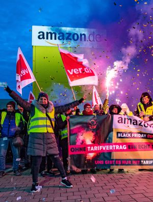 Arbeiter*innen streiken bei Amazon für ihre Rechte als Tarifbürger*innen. Bild: Hubert Thiermeyer via Verdi-Fotoarchiv